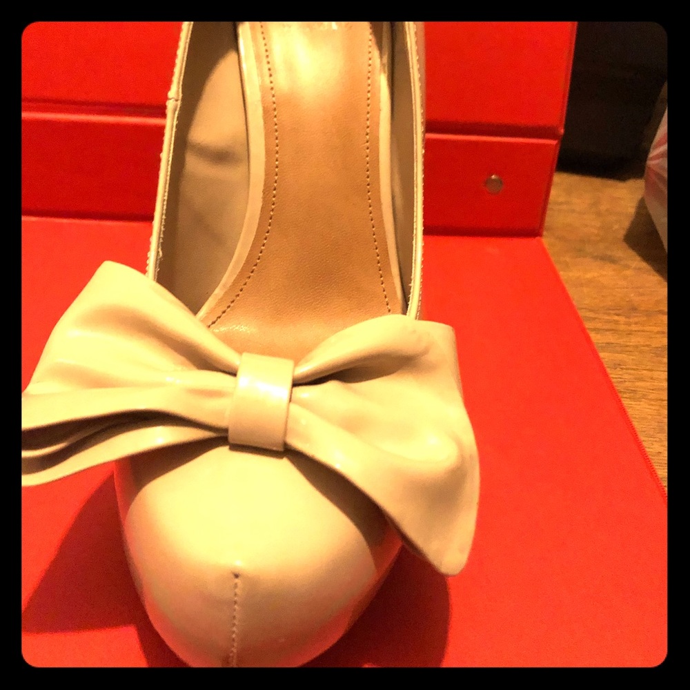 Elle nude heels with centerfield bow